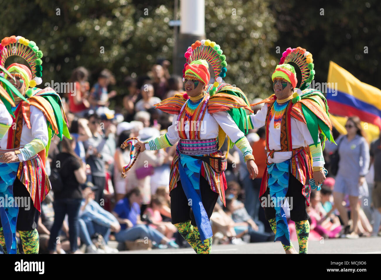 Washington, D.C., USA - April 14, 2018 Mitglieder der Karneval von Pasto, Kolumbien auf die 2018 National Cherry Blossom Parade Stockfoto