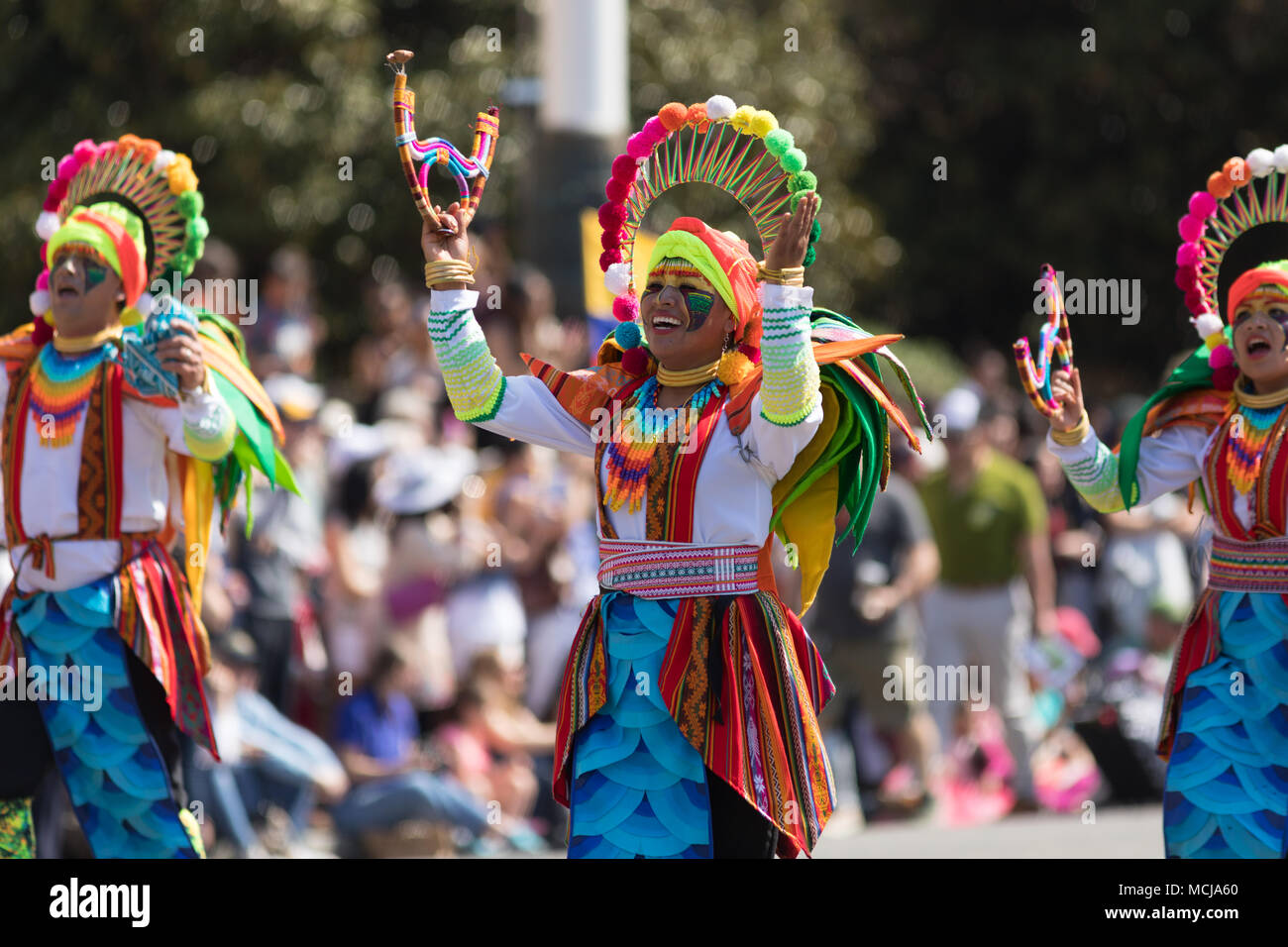 Washington, D.C., USA - April 14, 2018 Mitglieder der Karneval von Pasto, Kolumbien auf die 2018 National Cherry Blossom Parade Stockfoto