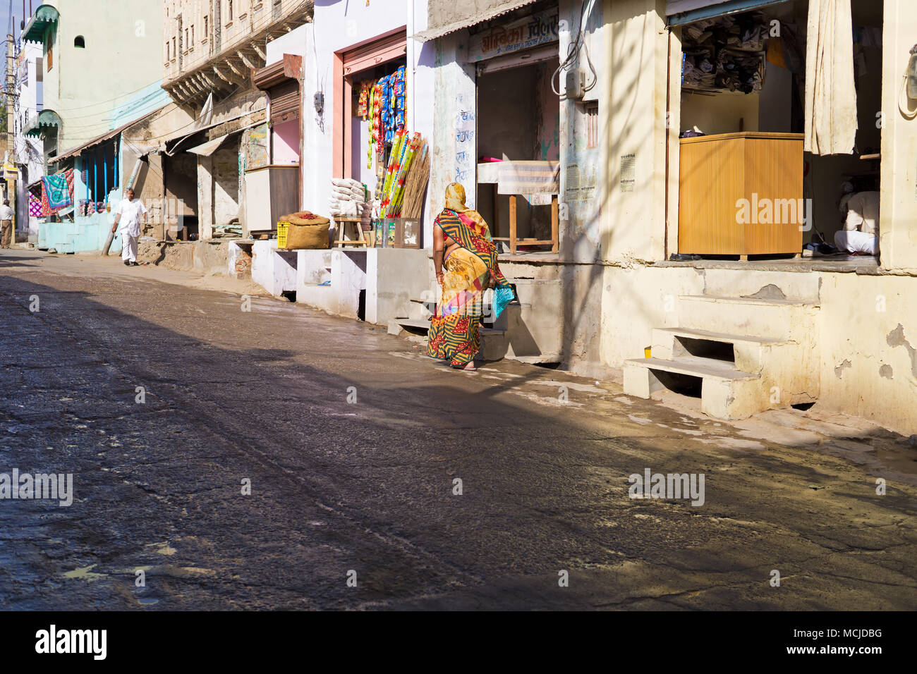 Mandawa, Indien - 24. Februar 2018: Indische Dame an der Straße von Mandawa Stadt in Rajasthan Stockfoto
