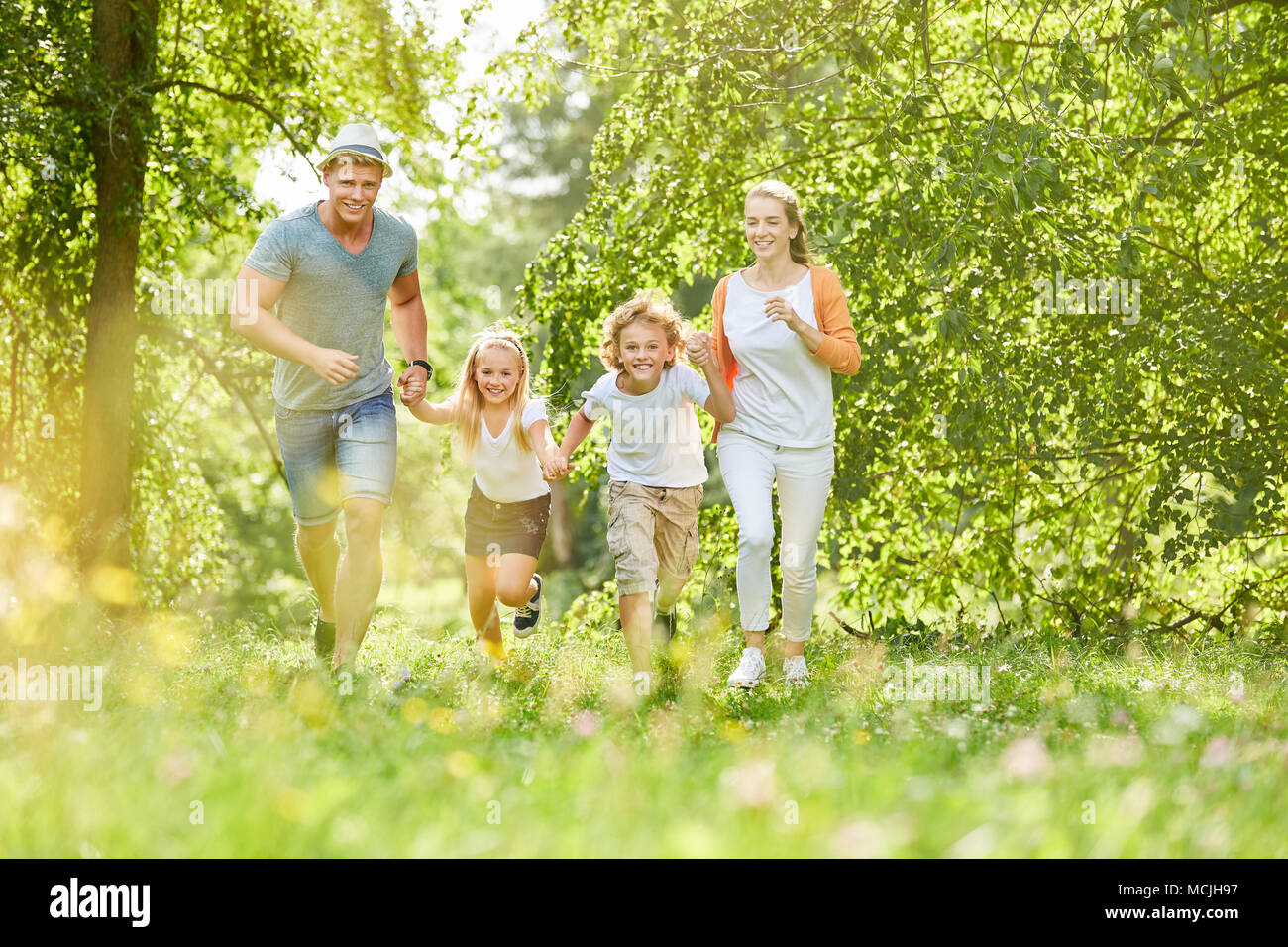 Familie und Kinder gemeinsam Spaß haben im Sommer in der Natur Stockfoto