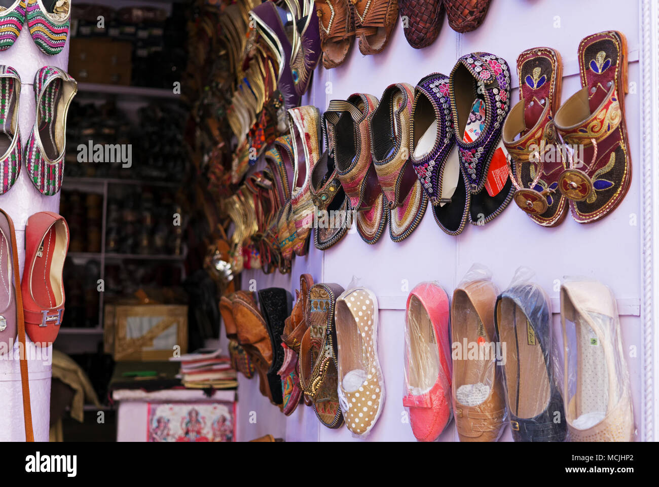 Mandawa, Indien - 24. Februar 2018: Das Schuhgeschäft mit bunten Schuhe in Mandawa Stadt Anzeige, Rajasthan. Stockfoto