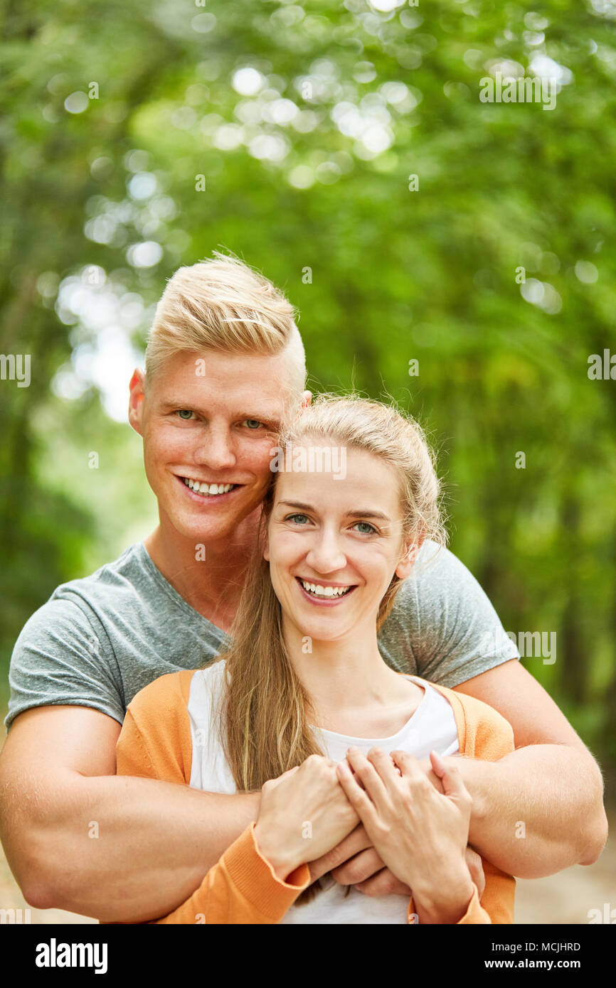 Glückliches junges Paar ist in der Liebe, in der Landschaft im Sommer Stockfoto