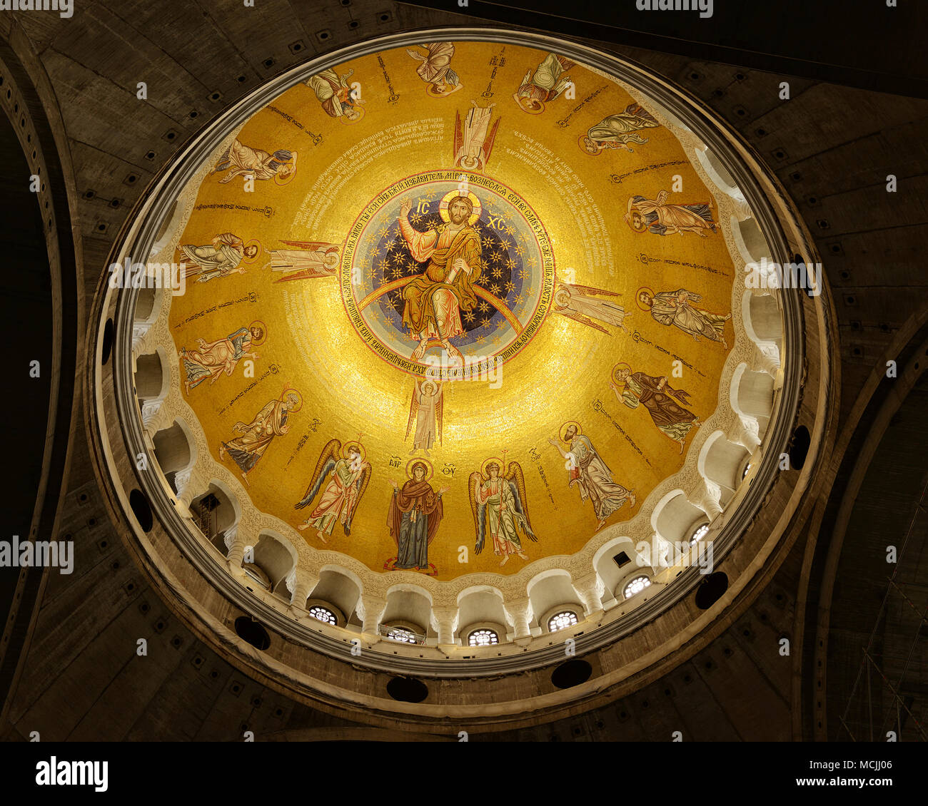 Kuppel Decke innerhalb Saint Sava Kirche in Belgrad, mit der Darstellung der Himmelfahrt Jesu Christi. Stockfoto