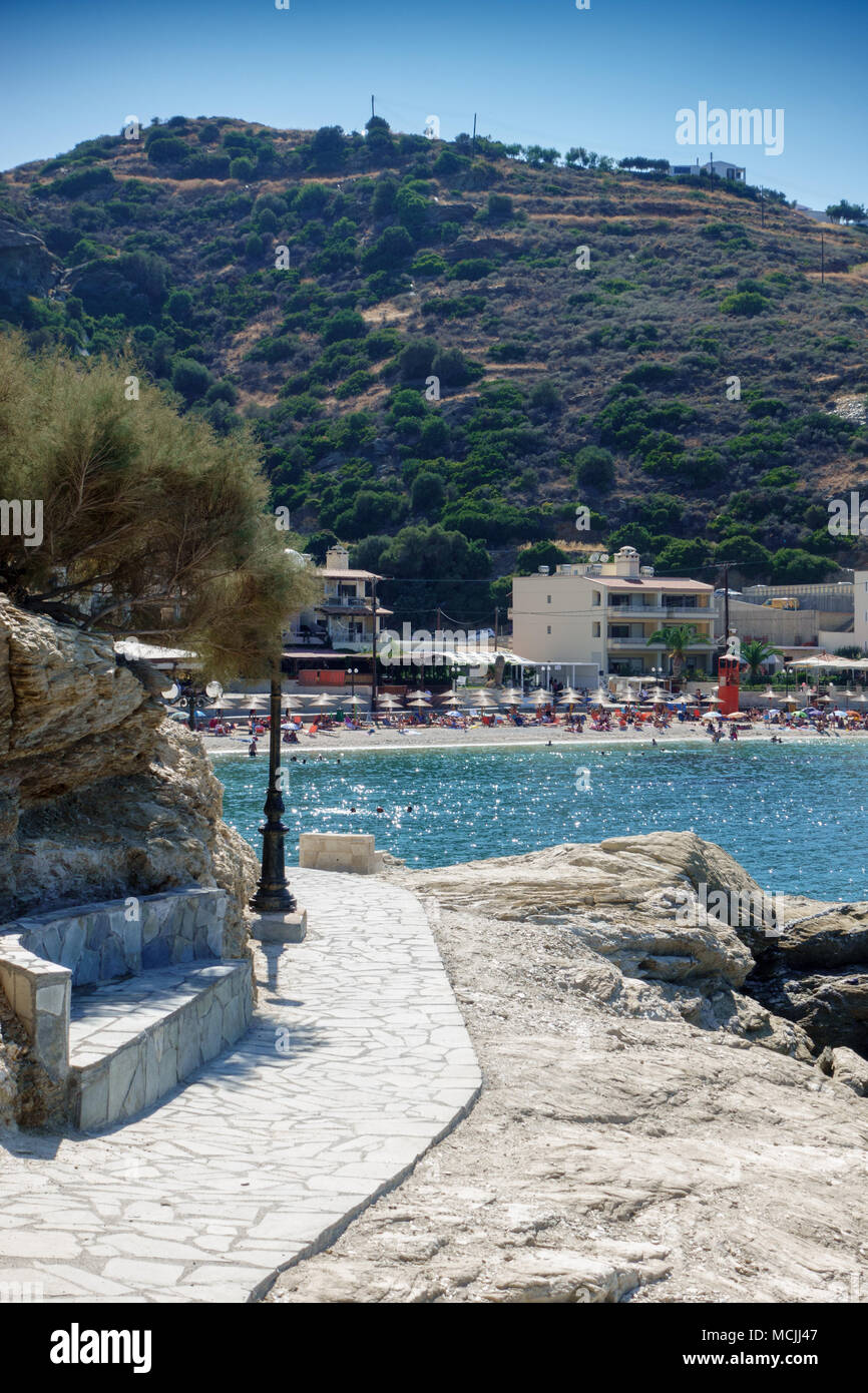 Malerischer Blick auf Beach Resort und Hill, Heraklion, Griechenland Stockfoto