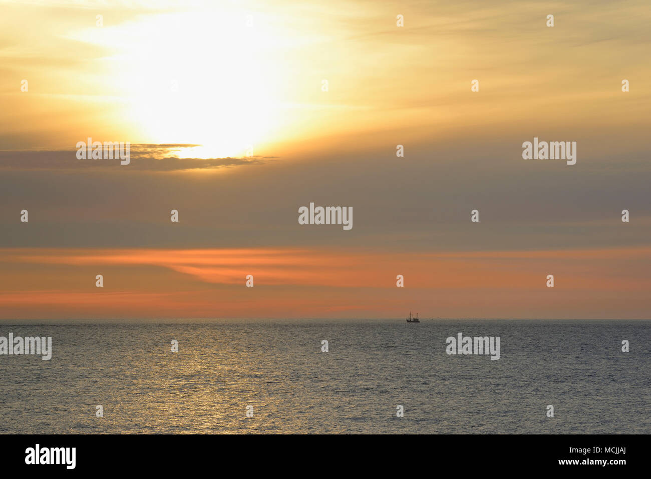 Sonnenuntergang über der Nordsee Trawler, Norderney, Ostfriesischen Inseln, Niedersachsen, Deutschland Stockfoto