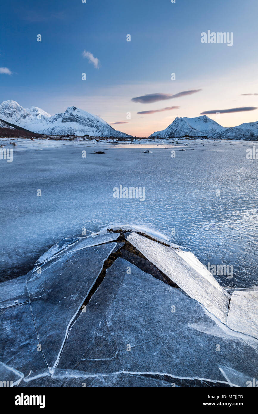 Gefrorenen Fjord mit gebrochenen Eis, Eis Landschaft, Gimsoy, Lofoten, Norwegen Stockfoto