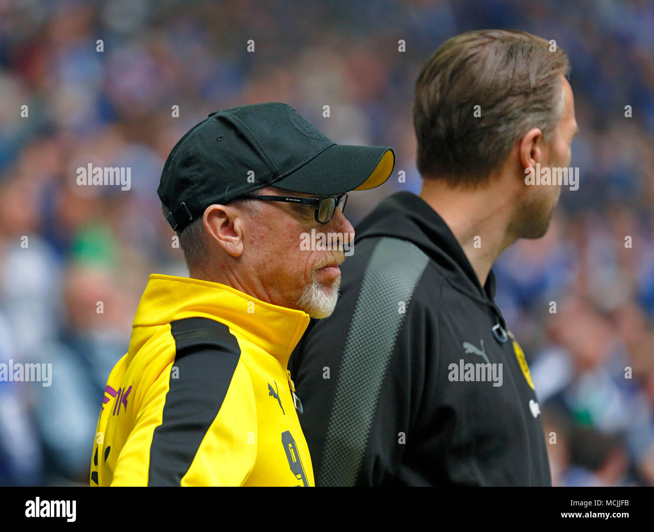 Sport, Fußball, Bundesliga, 2017/2018, FC Schalke 04 vs BVB Borussia Dortmund 2:0, Veltins Arena Gelsenkirchen, Head Coach Peter Stoeger (BVB) Stockfoto