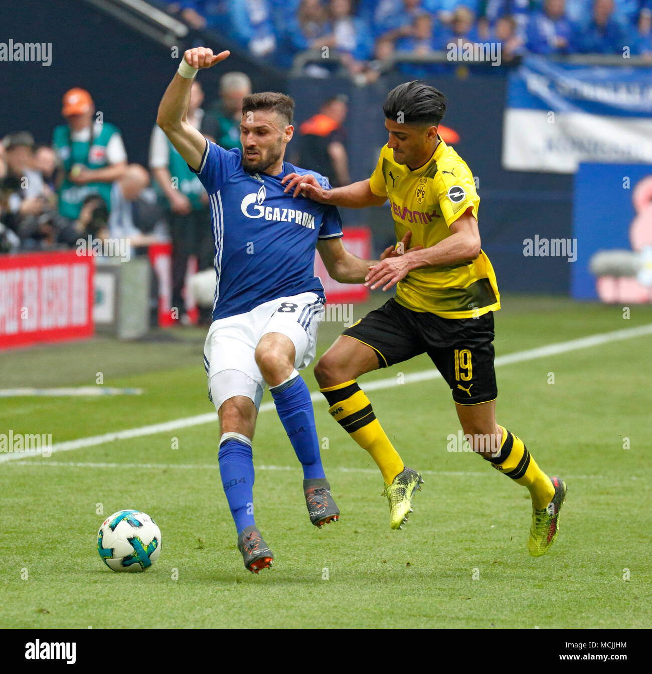Sport, Fußball, Bundesliga, 2017/2018, FC Schalke 04 vs BVB Borussia Dortmund 2:0, Veltins Arena Gelsenkirchen, Szene des Spiels, Daniel Caligiuri (S04) links und Mahmoud Dahoud (BVB) Stockfoto