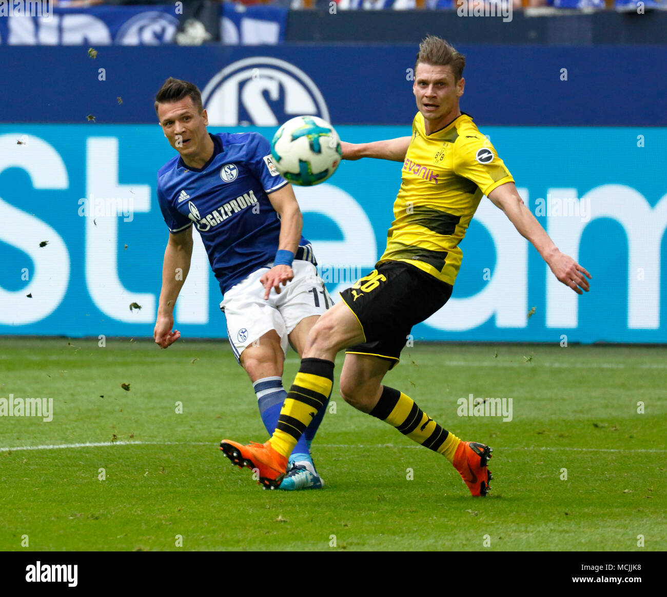 Sport, Fußball, Bundesliga, 2017/2018, FC Schalke 04 vs BVB Borussia Dortmund 2:0, Veltins Arena Gelsenkirchen, Szene des Spiels, geschossen auf Ziel von yevhen Konoplyanka (S04), Lukasz Piszczek (BVB) Stockfoto