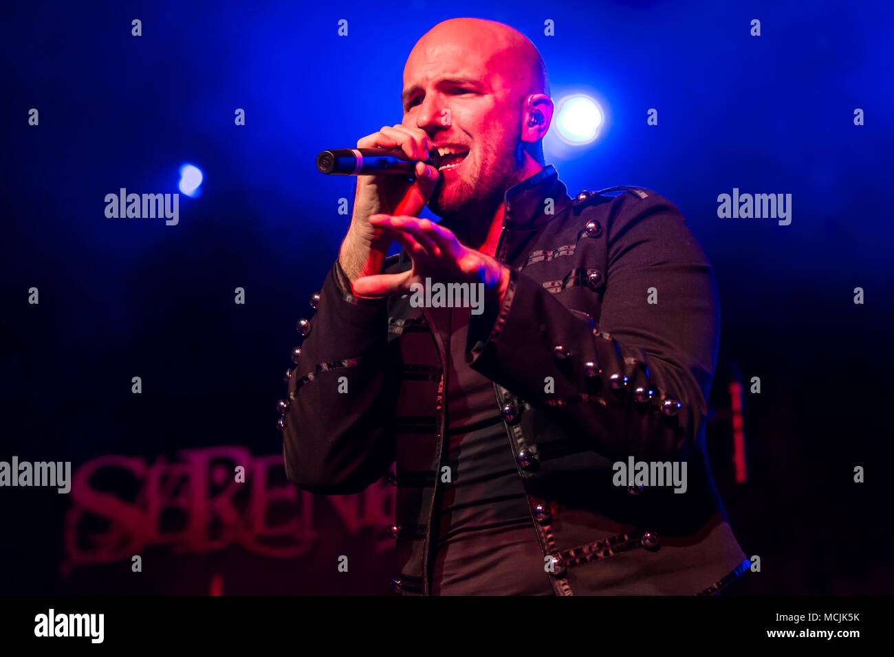 Die Österreichische Symphonic-Metal-Band Serenity mit Sänger Georg Neuhauser und Sängerin Natascha Koch leben in der schüür Luzern Stockfoto