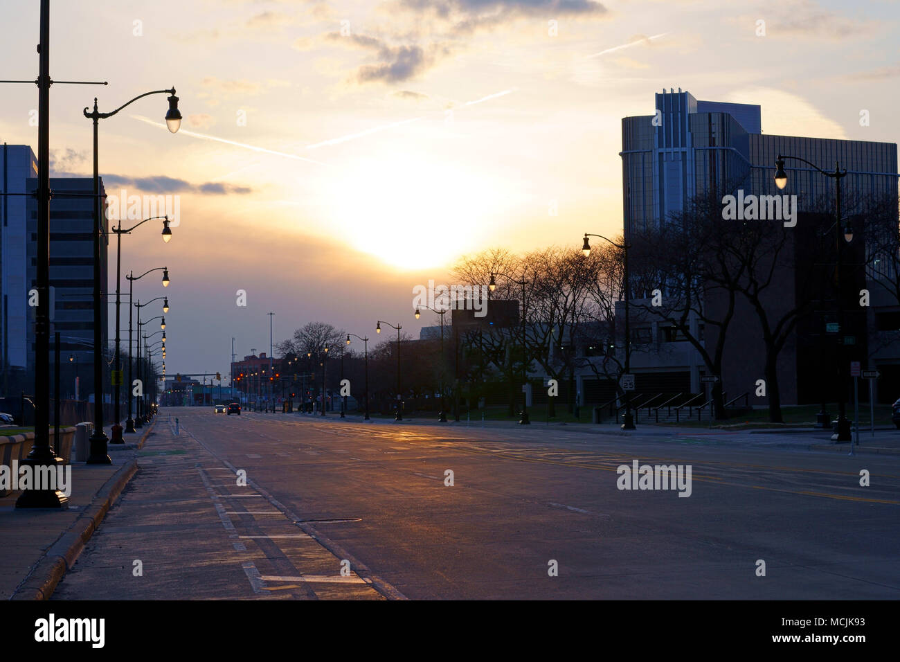 Leere Straße und dem Boulevard neben der Innenstadt von Detroit am Ende des Tages. Stockfoto