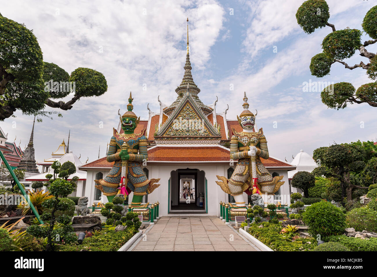 Tempel mit tempelwachen, Wat Arun, Tempel der Morgenröte, Bangkok, Thailand Stockfoto