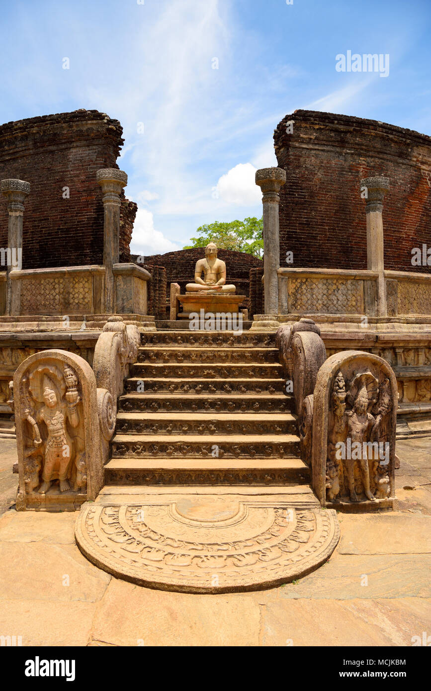 Ruine einer Tempel mit Mondstein und Buddha Statue, Polonnaruwa, North Central Provinz Sri Lanka Stockfoto