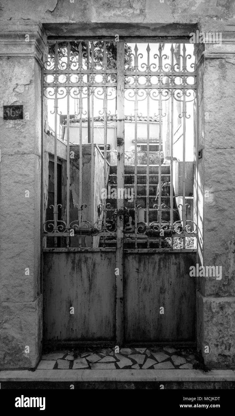 Altes rostiges Metall Tor Türen geschlossen, Chersonissos, Kreta, Griechenland Stockfoto