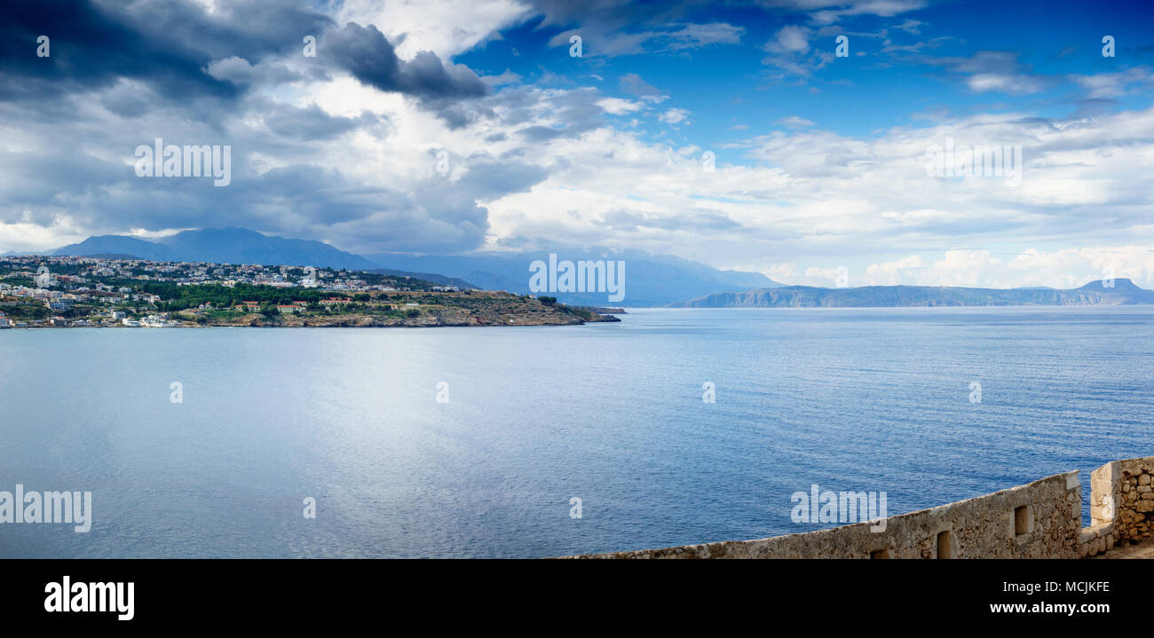 Blick auf das Meer und die Stadt von die Fortezza von Rethymno auf Kreta, Griechenland Stockfoto