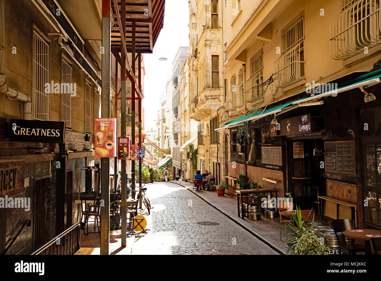 Die kopfsteingepflasterten Seitenstraße mit Bar und Coffee Shops in Istanbul, Türkei. Stockfoto