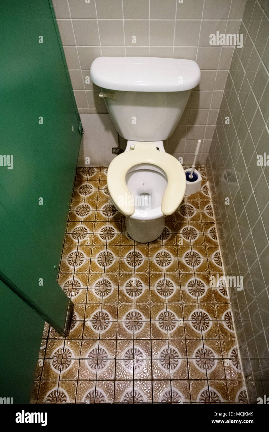 Öffentliche Toilette mit WC Schüssel Stockfoto
