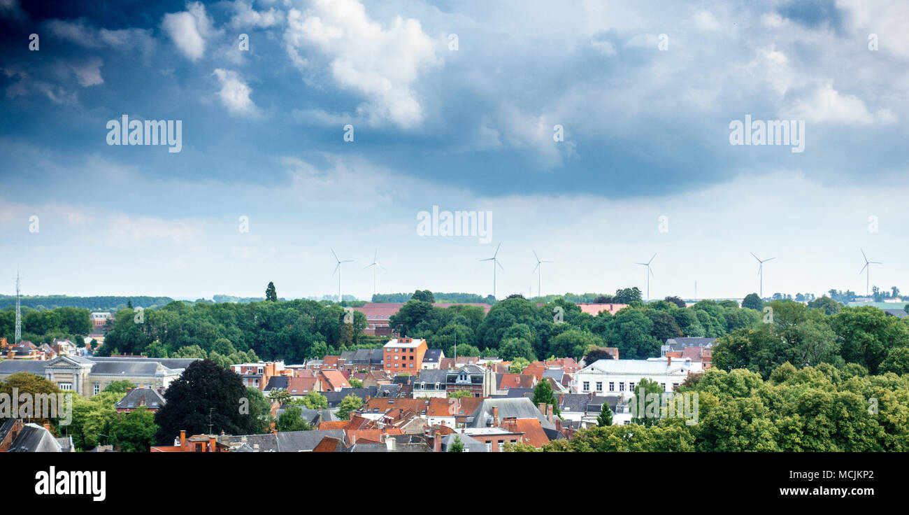 Luftaufnahme der städtischen Gebäude und Windkraftanlagen in Tournai, Belgien Stockfoto