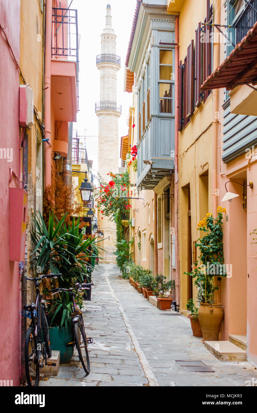 Schmale Straße in Richtung Minarett in Kreta, Griechenland Stockfoto