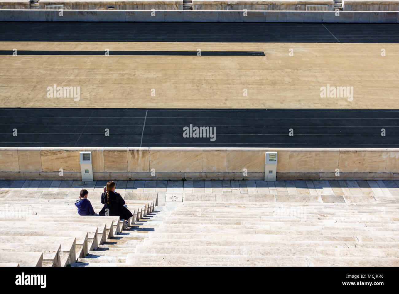 Hohe Betrachtungswinkel und der jungen Frau mit ihrem Sohn auf den Zuschauertribünen, panathinaiko Stadion, Athen, Griechenland, Europa Stockfoto
