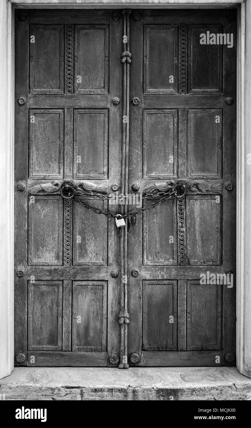 Historische geschlossene Tür in die Kirche der Heiligen Apostel, Athen, Griechenland Stockfoto