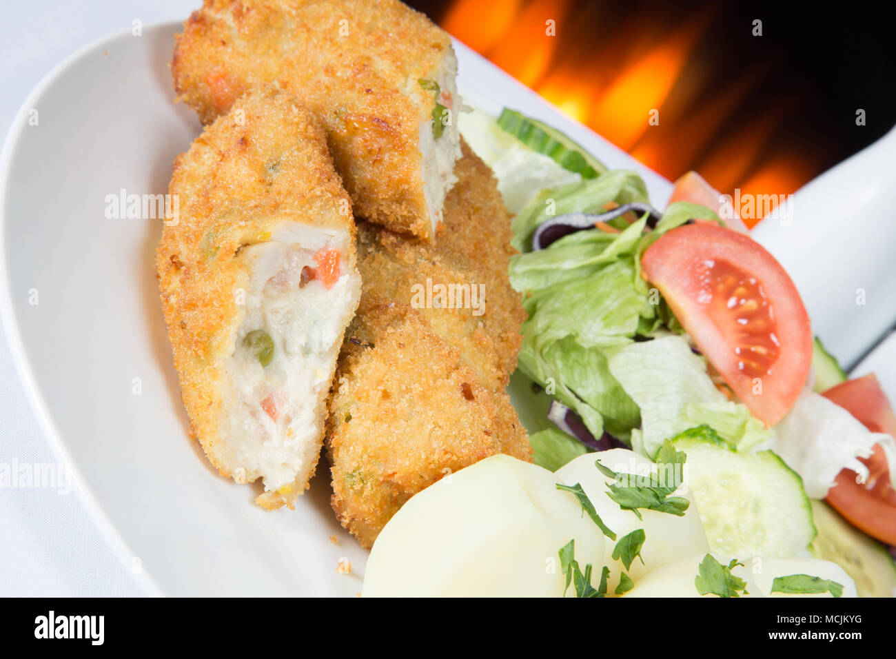Ein englisches Pub Mahlzeit der Frittierten paniertes Huhn und Gemüse ...