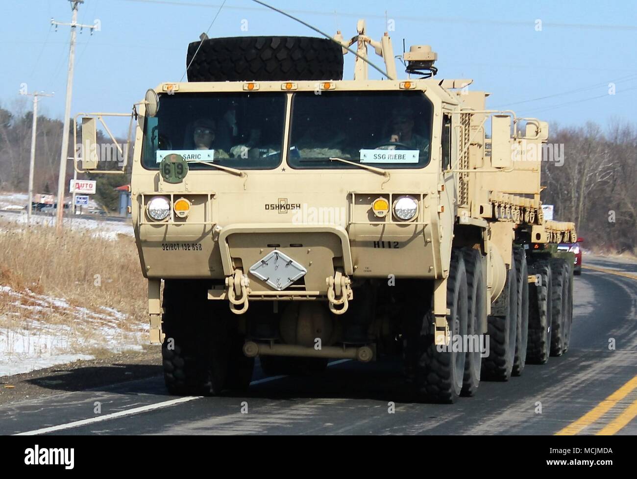 Soldaten arbeiten ein militärisches Fahrzeug in einen Konvoi auf dem Highway 21 auf dem Weg zum Fort McCoy, Wis., für die Ausbildung April 5, 2018. Im April 2018, Tausende von Service Mitglieder bei der Installation für institutionelle Training, Übungen geschult und erweiterten Kampftraining. Im Geschäftsjahr 2017, eine Aufzeichnung 155,975 Personal bei der Installation ausgebildet. Fort McCoy hat Amerikas Streitkräfte seit 1909 unterstützt. Das Motto der Installation wird zum "Total Force Training Center." abwechslungsreiche des post-Gelände, state-of-the-art reicht, neue sowie renovierte Einrichtungen, und umfassendem Support Infrastruktur c Stockfoto