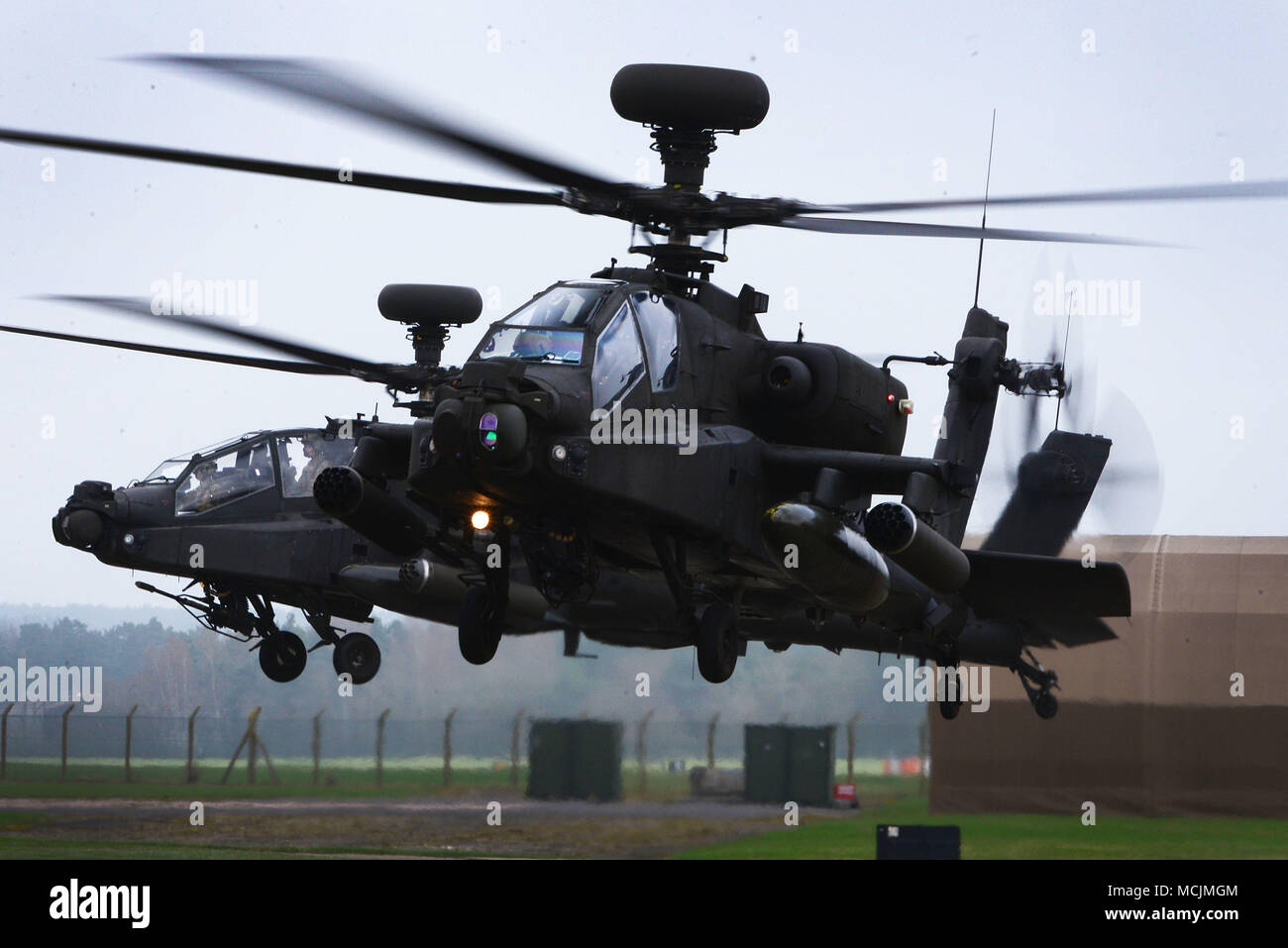 Zwei Apache AH Mk 1 Kampfhubschrauber der British Army Air Corps Air Squadron 663 zugeordnet vorbereiten an der Royal Air Force Lakenheath, England, April 10 zu landen. Die British Army Air Corps Züge regelmäßig mit US Air Force HH-60G helicopter Besatzungen der 56 Rescue Squadron zugeordnet Bereitschaft und zur Bekämpfung der Fähigkeiten zu erhalten. (U.S. Air Force Foto/Tech. Sgt. Matthäus Plew) Stockfoto