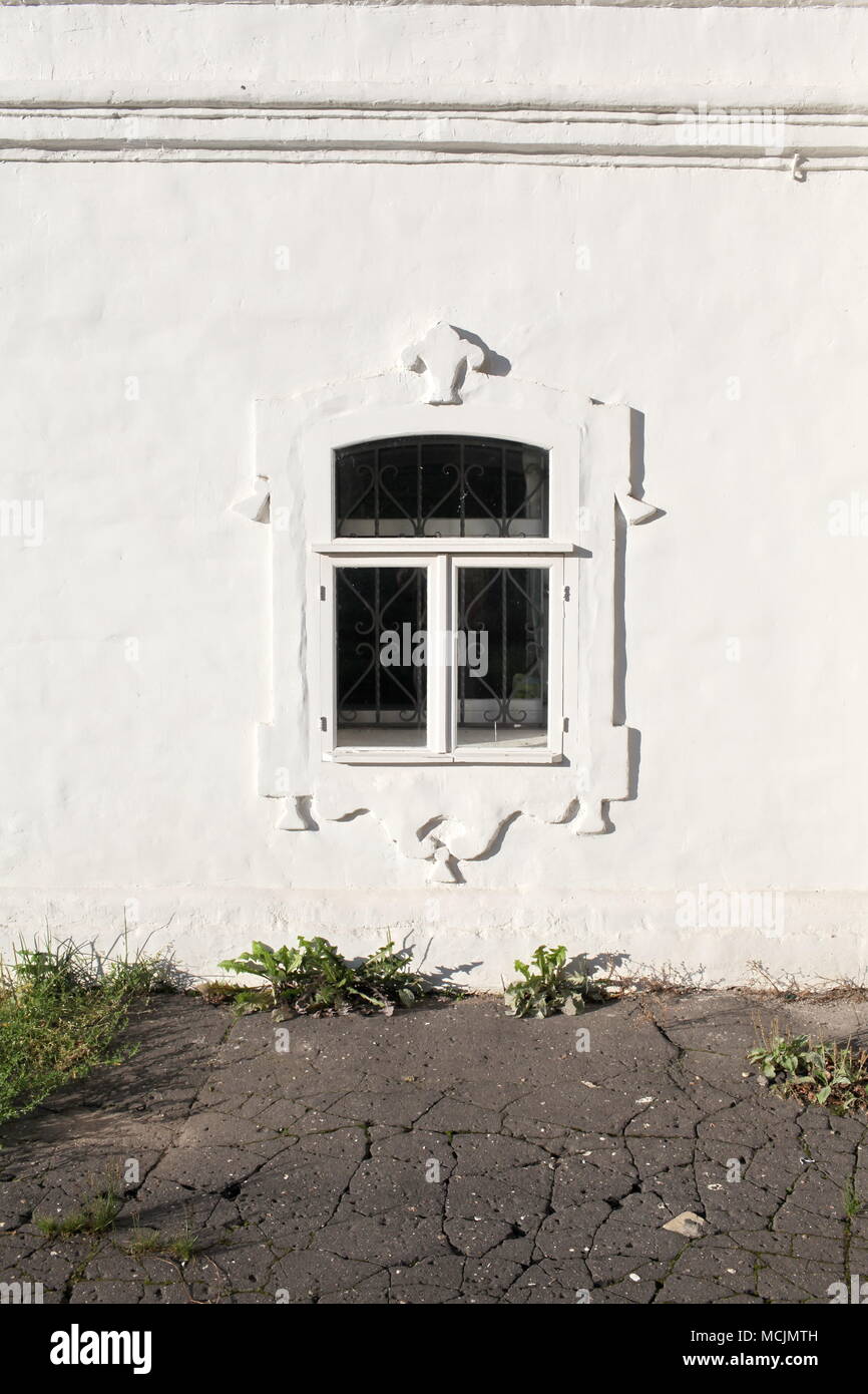 Monastische Zelle Fenster auf alte weiße Wand des Klosters Stockfoto