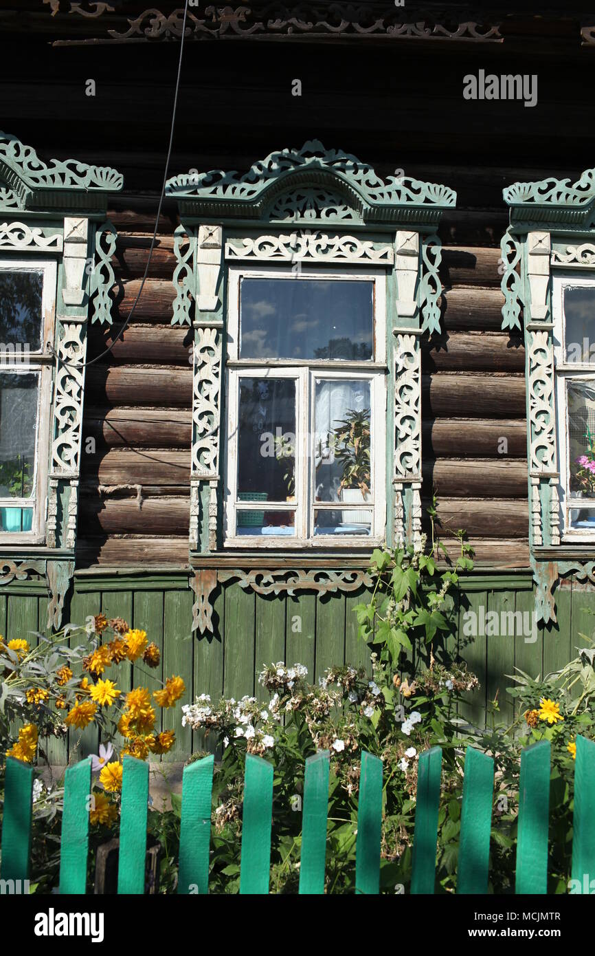 Fenster mit Schnitzereien anmelden Wand Bauernhaus eingerichtet Stockfoto