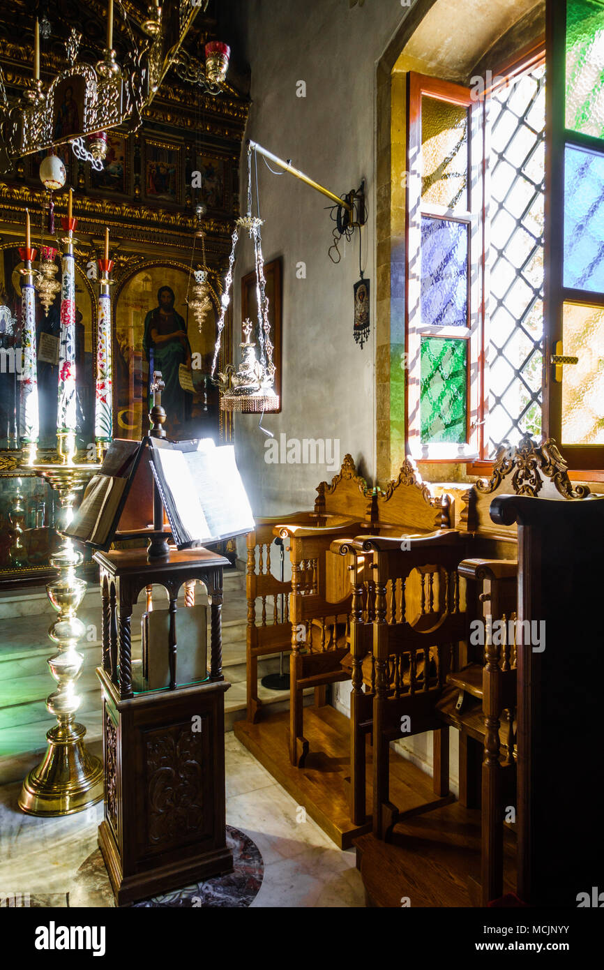 Kerze und Bibel in der Kapelle, Griechenland Stockfoto