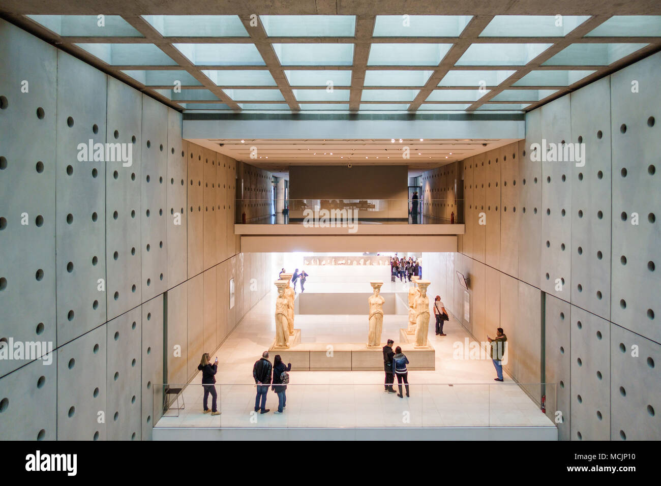 Hohe Betrachtungswinkel und Touristen in New Acropolis Museum, Athen, Griechenland, Europa Stockfoto