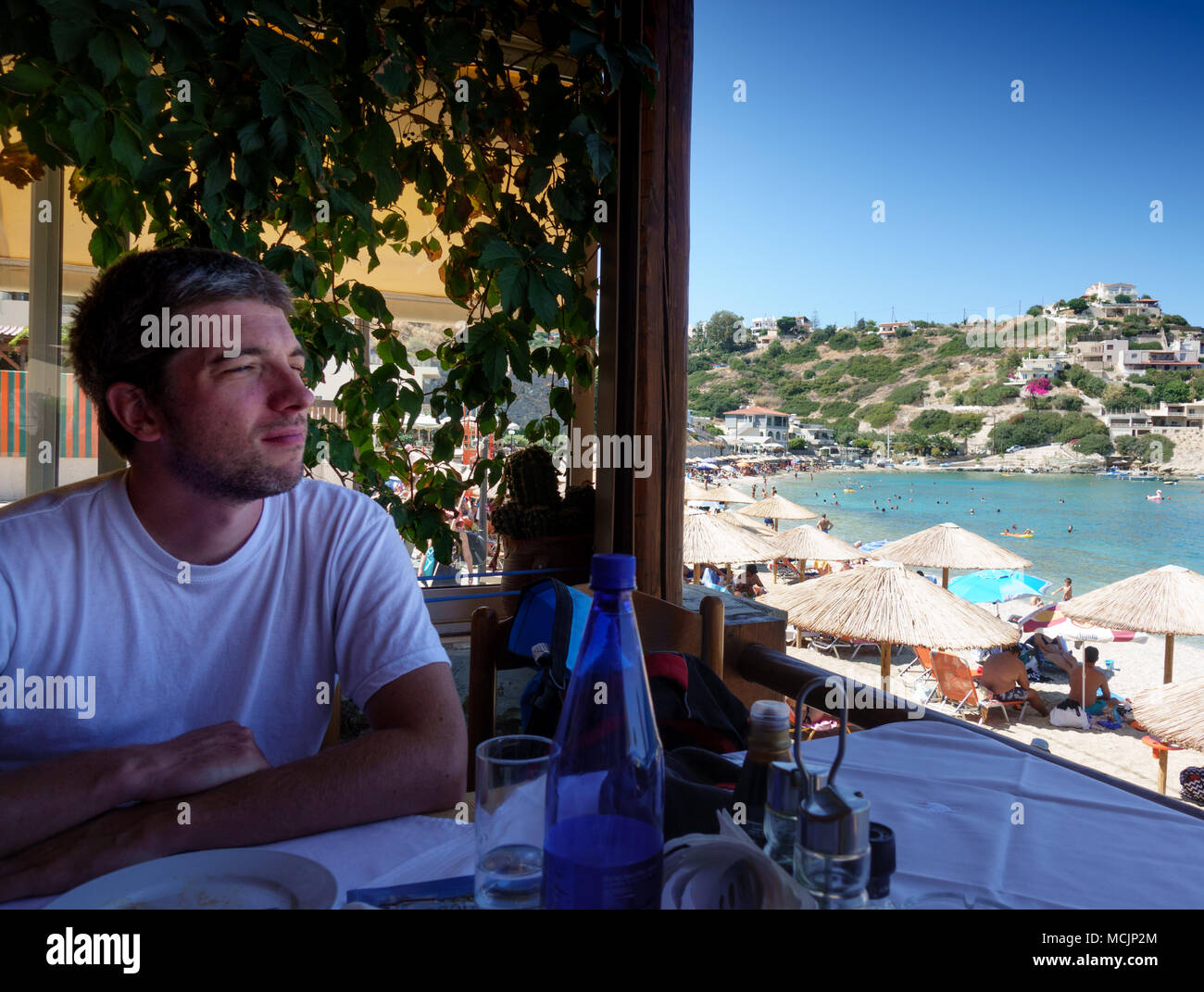 Mann bewundernden Blick vom Restaurant Fenster, Heraklion, Griechenland Stockfoto
