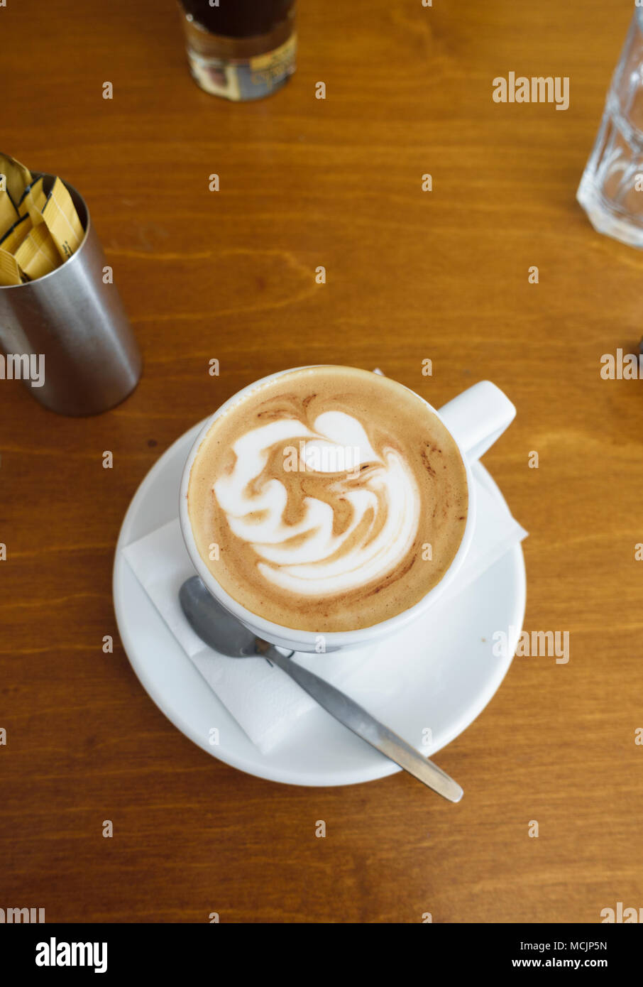 Tasse heißen Latte Art Kaffee auf Holztisch Stockfoto