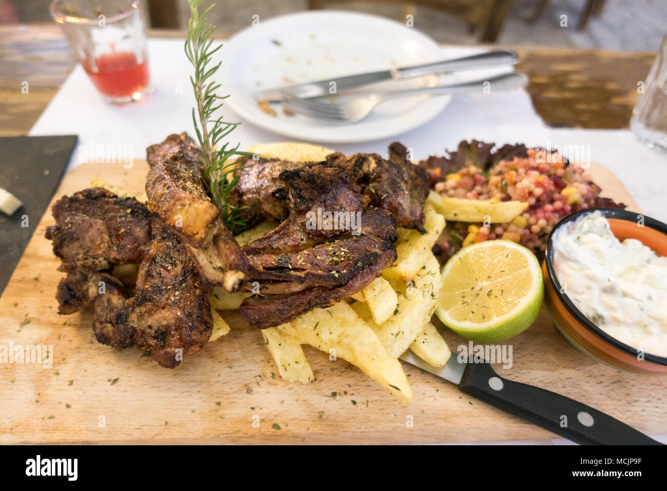 Gebratenes Steak mit Pommes Frites und Scheibe orange Frucht Stockfoto