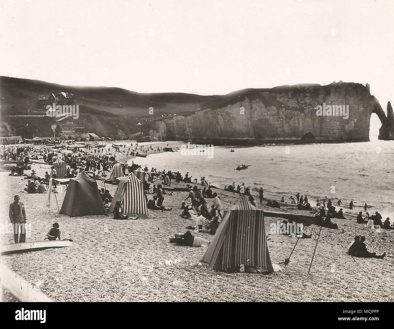 ETRETAT - La Plage et la Falaise d'Aval. Frankreich. Der Strand und die Klippe stromabwärts. Von einem frühen 1900s Postkarte. Stockfoto