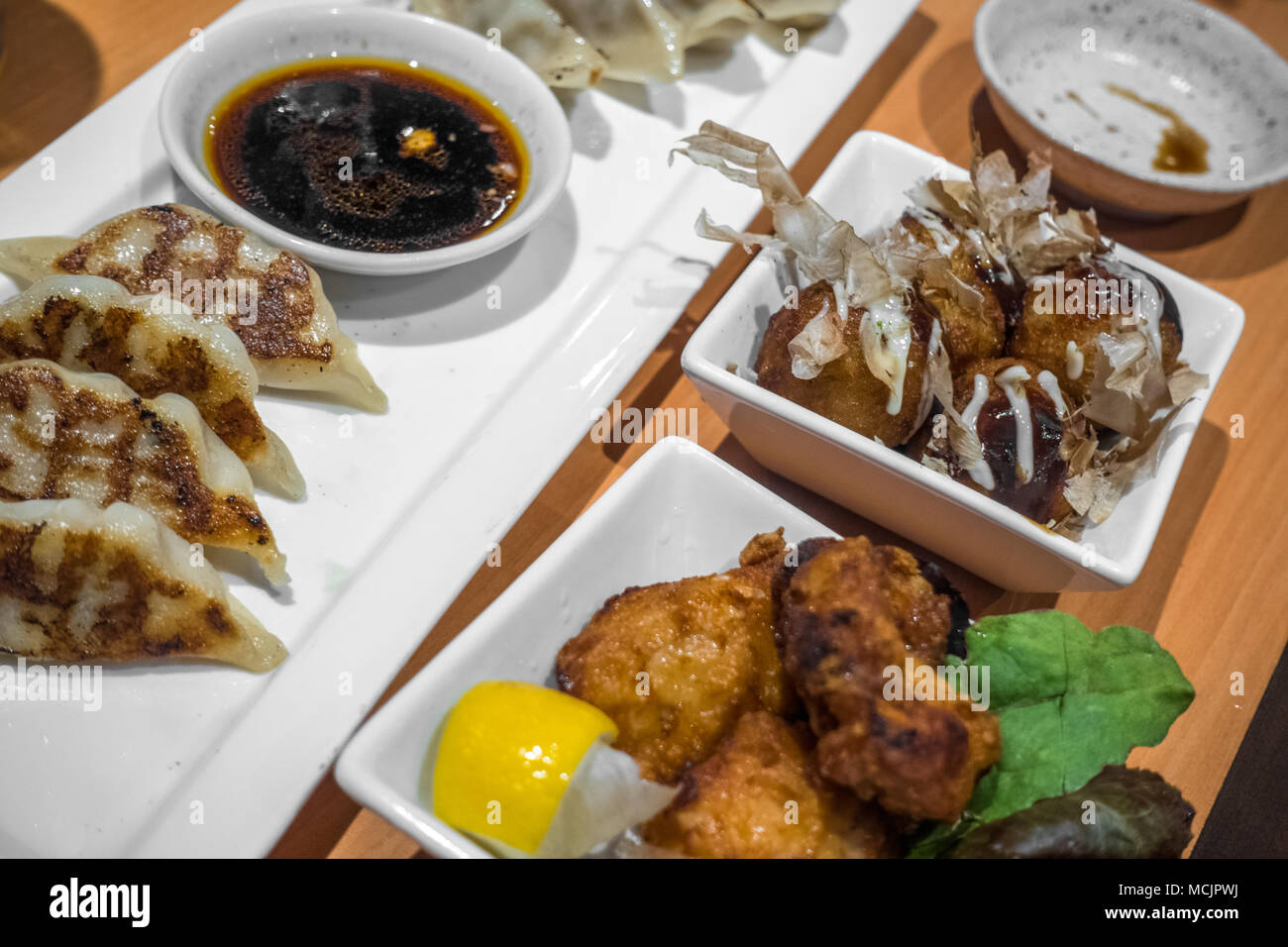 Japanisches Essen am Tisch im Restaurant Stockfoto