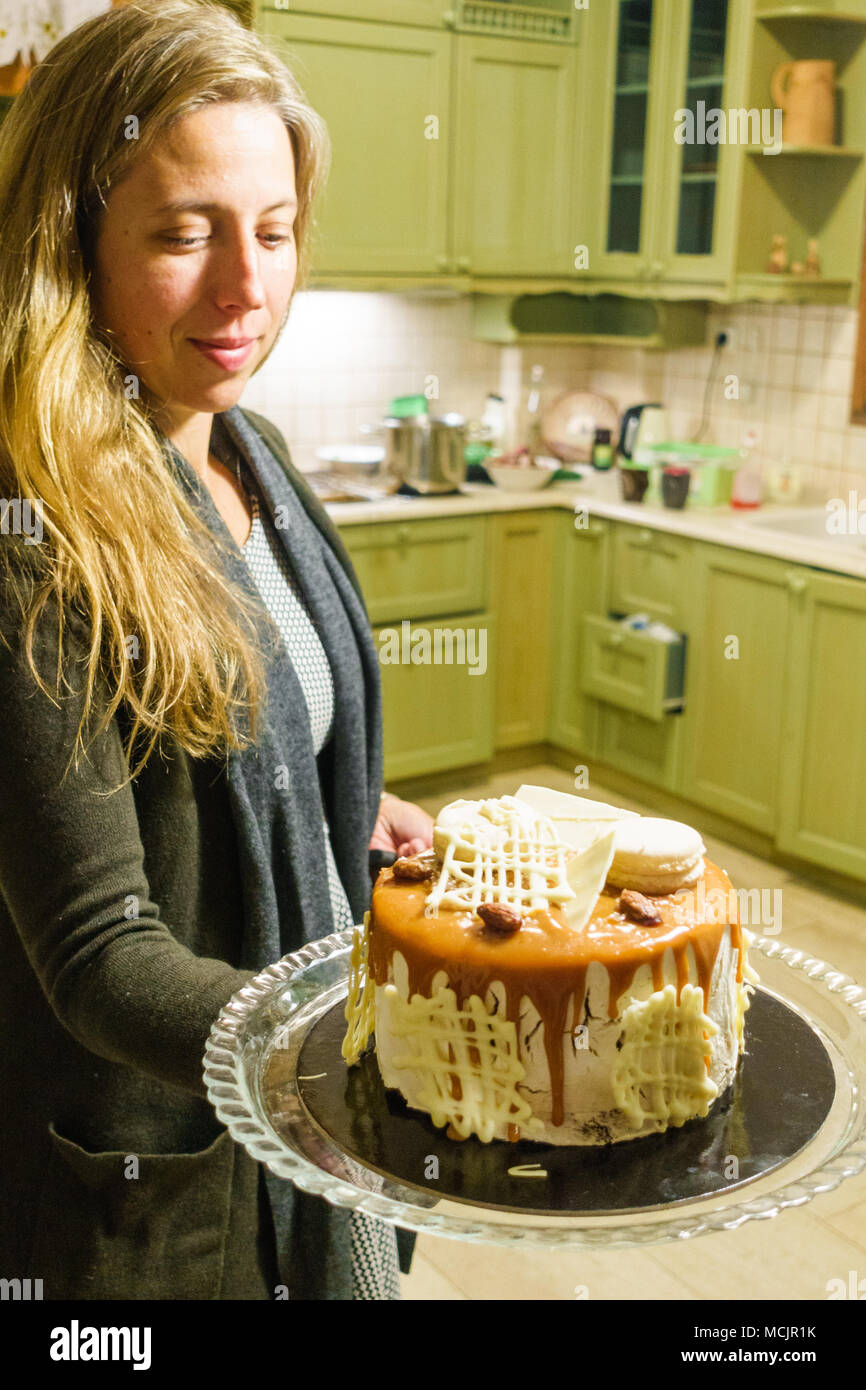 Junge Frau mit hausgemachten Kuchen, Griechenland Stockfoto