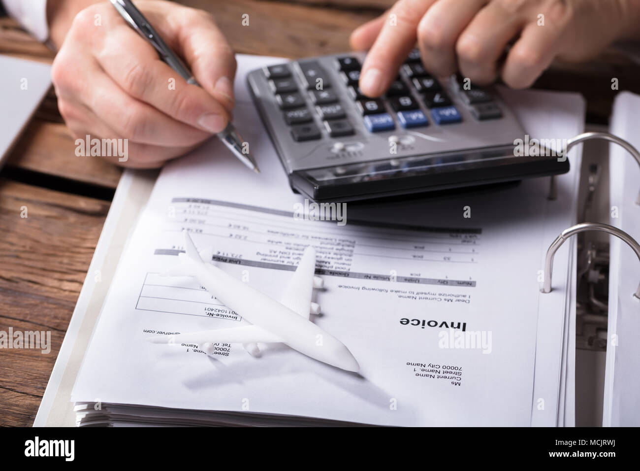 Nahaufnahme eines weißen Flugzeug Vor Unternehmer Berechnung Rechnung Stockfoto