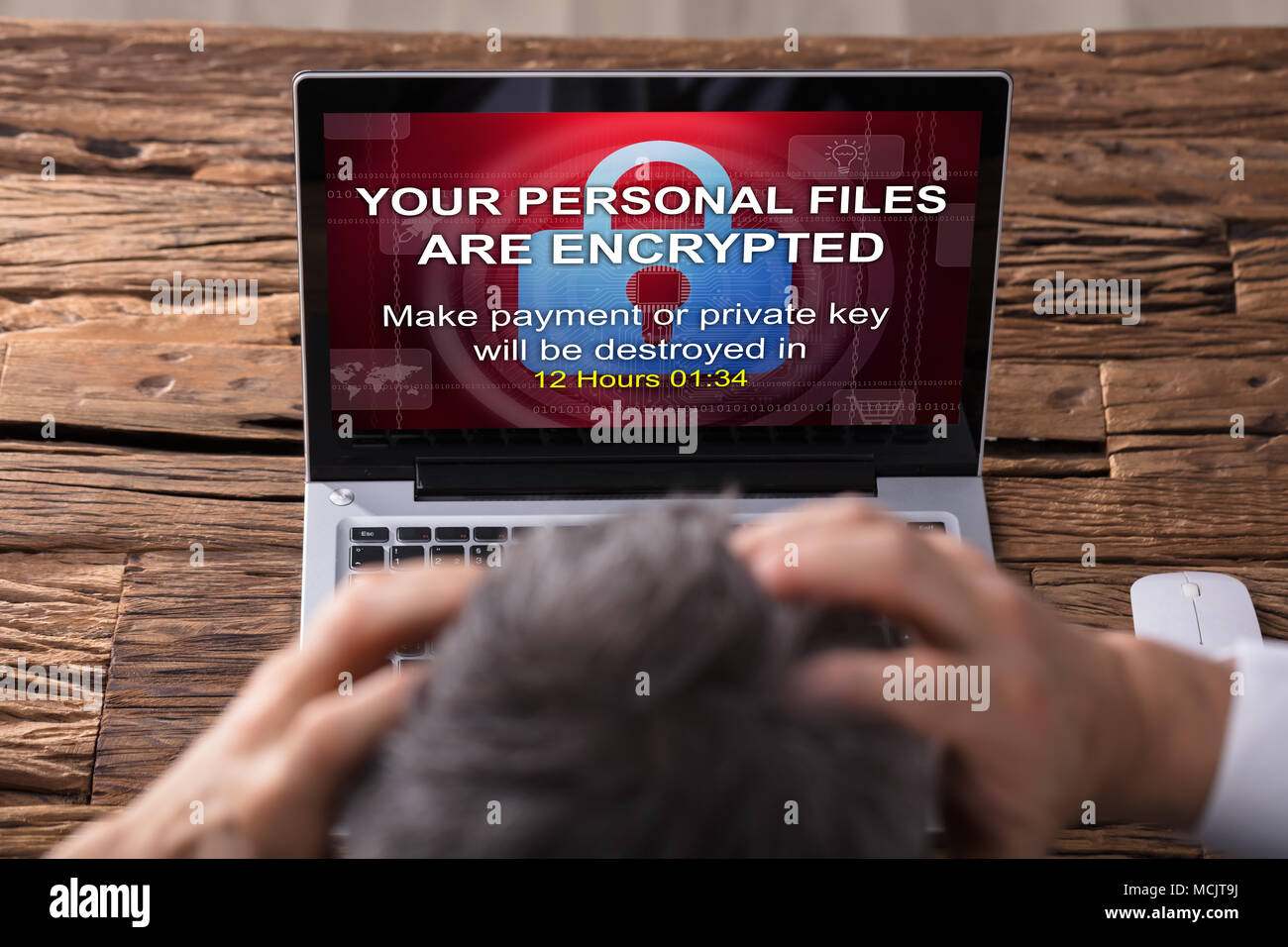 Nahaufnahme der Kaufmann auf der Suche nach Laptop Bildschirm mit persönlichen Dateien verschlüsselt Text Stockfoto