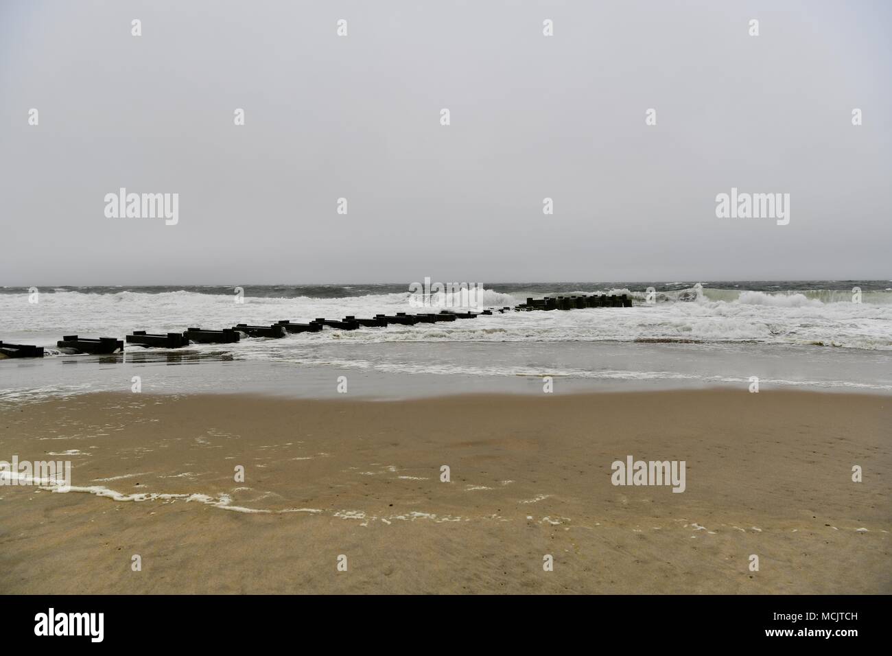 Regen und Wind Sturm verursacht Grobe ocean Bedingungen in Rehoboth Beach, Delaware, USA Stockfoto