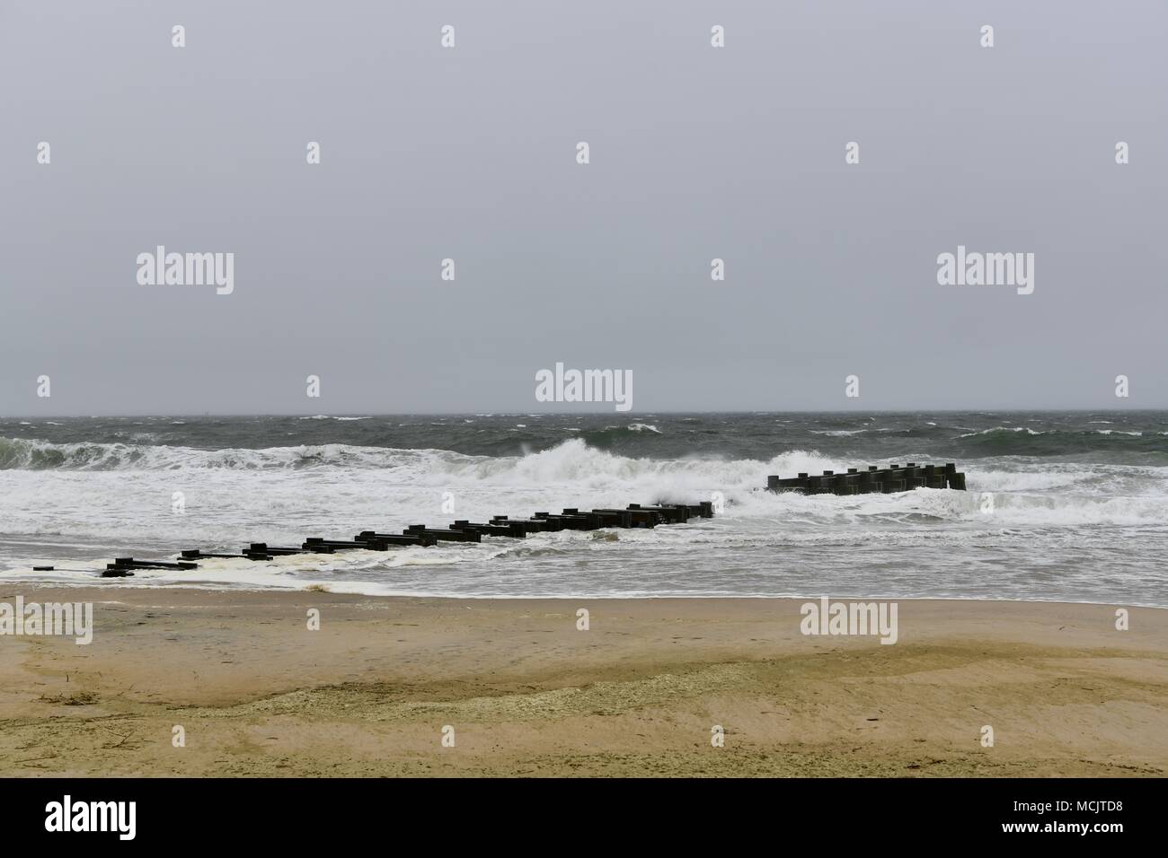 Regen und Wind Sturm verursacht Grobe ocean Bedingungen in Rehoboth Beach, Delaware, USA Stockfoto
