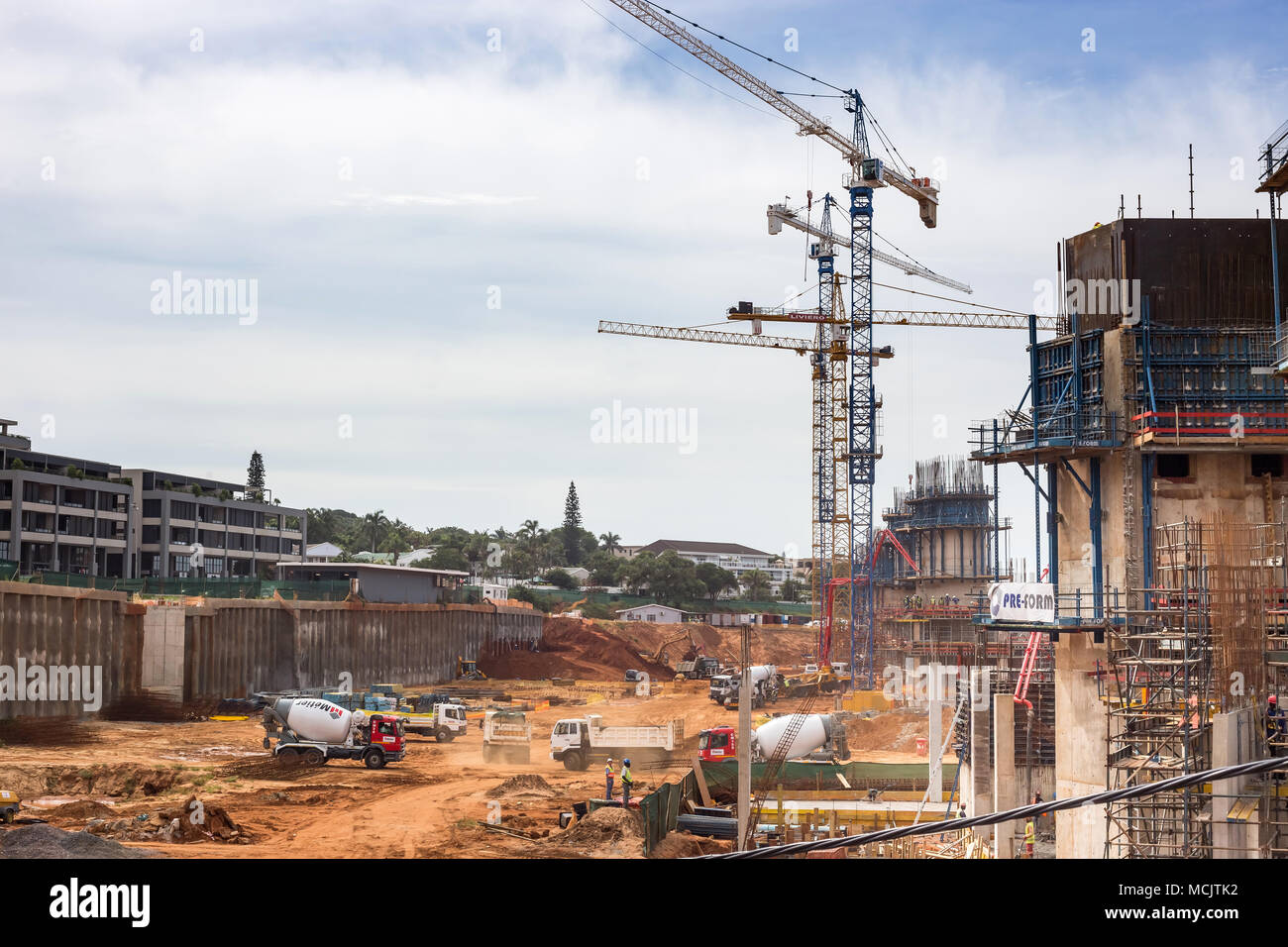 Durban, Südafrika, April 9 - 2018: Baustelle mit Baukräne und Zement Nutzfahrzeuge. Die Seite ist Teil eines großen Apartments devel Stockfoto