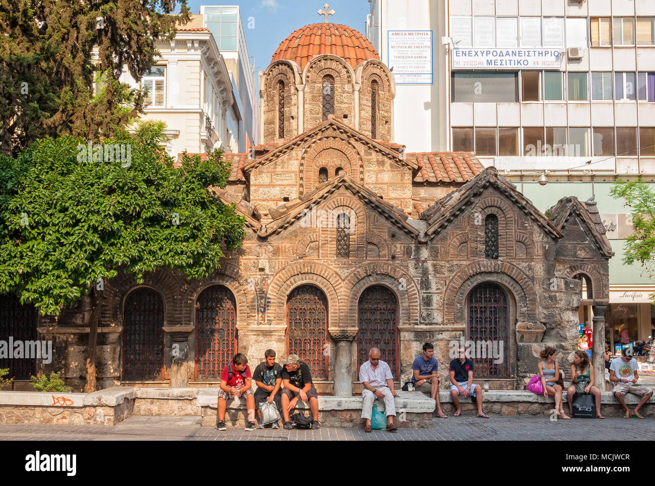 Die Leute, die in der griechisch-orthodoxen Kirche von Kapnikarea, einer der bedeutendsten byzantinischen Bauwerke von Athen, Griechenland Stockfoto