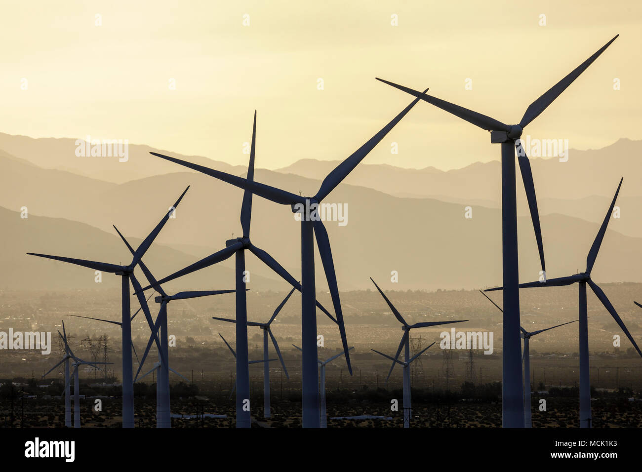 Moderne Windenergieanlagen Farm in der Nähe von Palm Springs, Kalifornien, speziell der Windenergie. Stockfoto