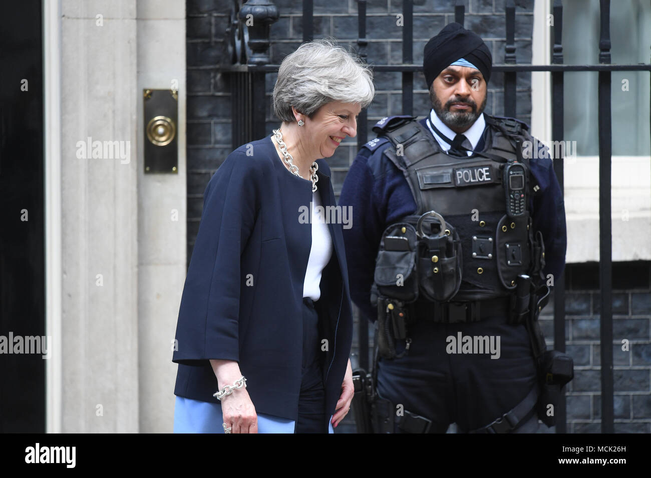 Theresa May übergibt einen Sikh Polizist auf der Hut vor 10 Downing Street, die offizielle Residenz des Ministerpräsidenten, in London. Stockfoto