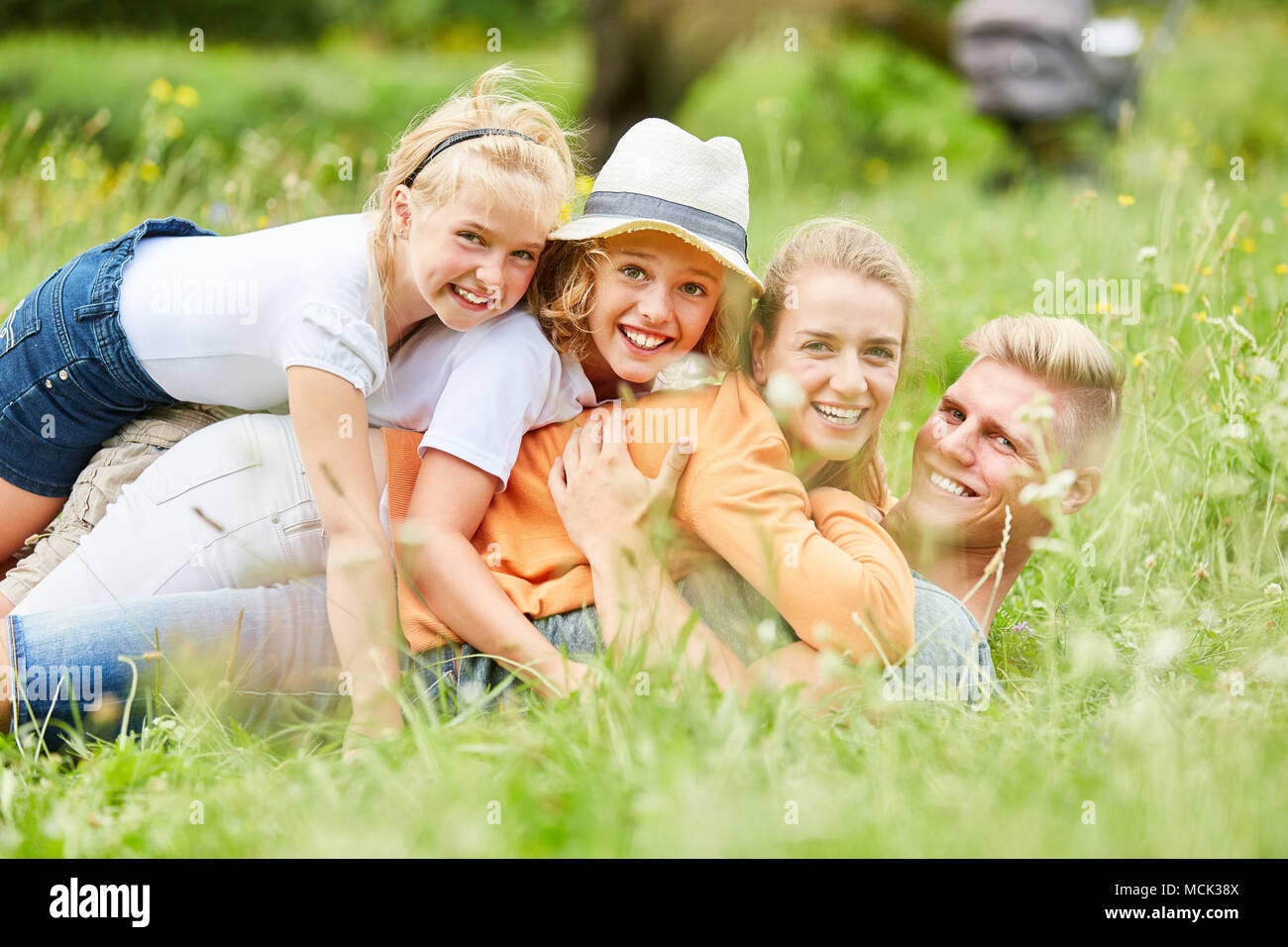 Familie und Kinder gemeinsam Spaß haben im Sommer im Garten Stockfoto