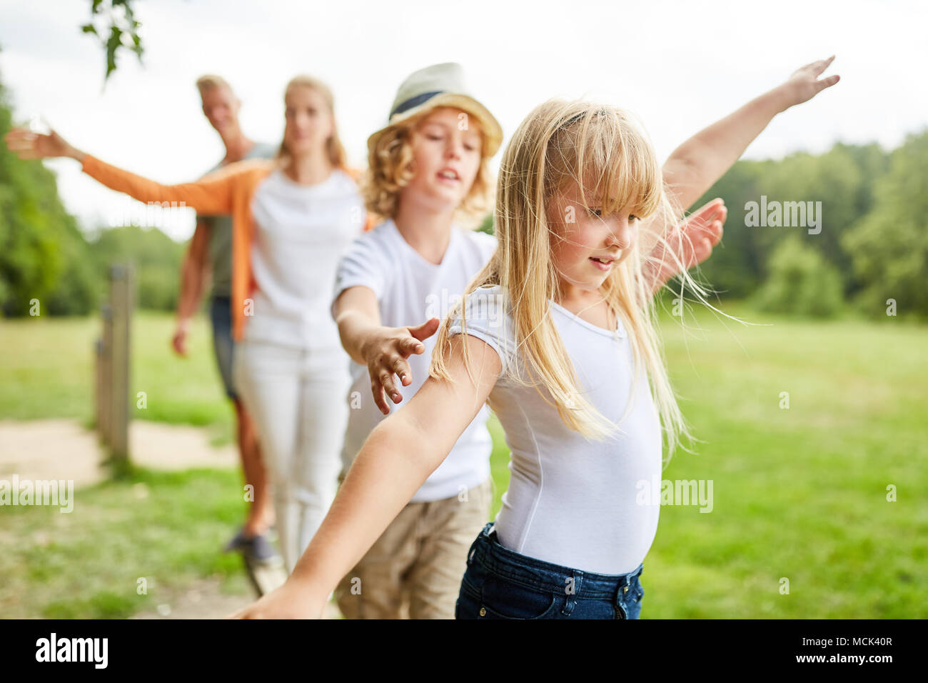 Familie und Kinder Sport Fitness und Balance an der Verkleidung weg Stockfoto