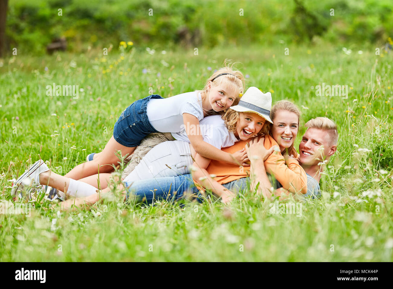 Kinder und Eltern glücklich Kid um im Sommer im Garten Stockfoto