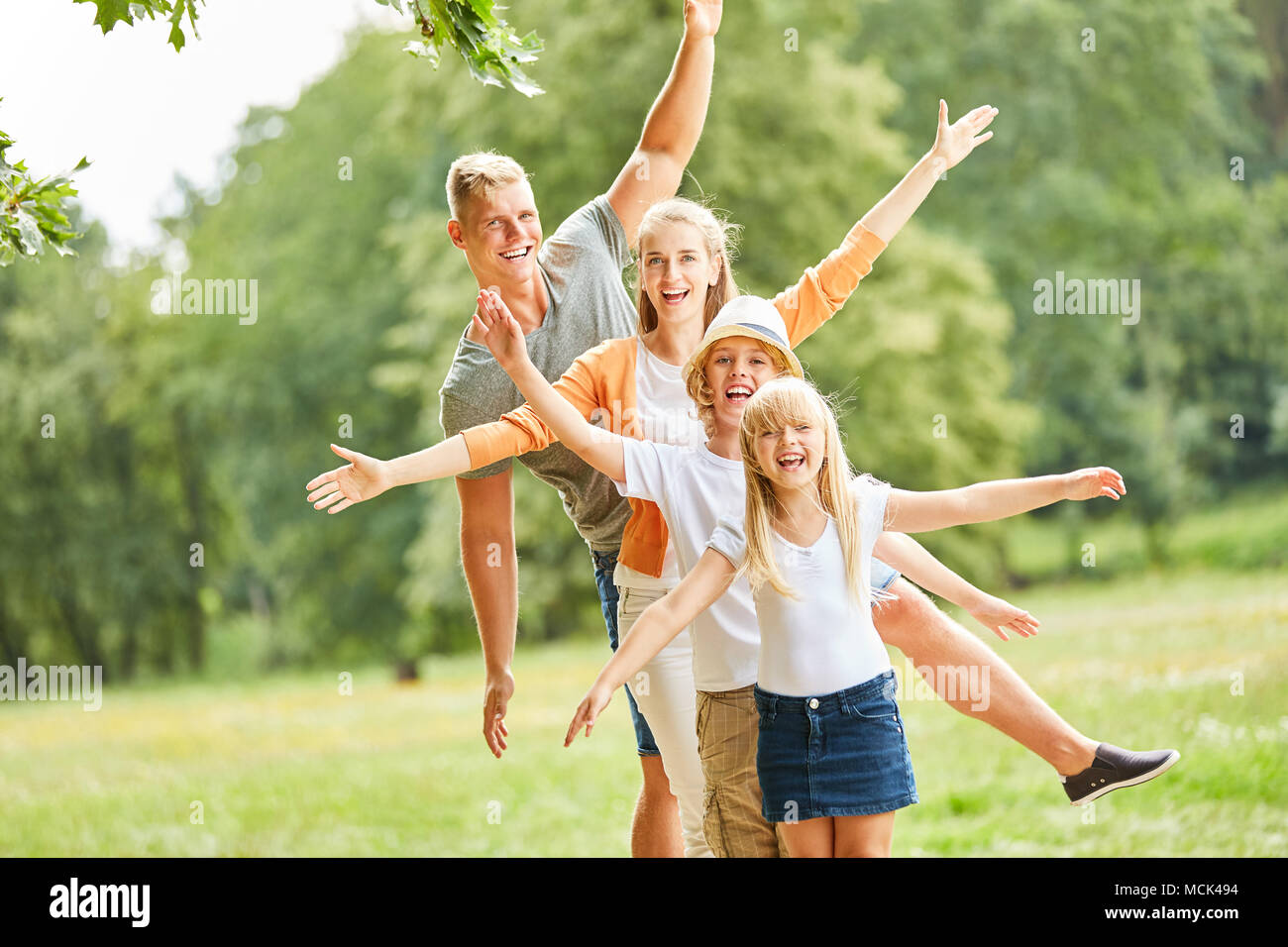 Aktive Familie und Kinder haben gemeinsam Spaß in der Natur im Urlaub Stockfoto